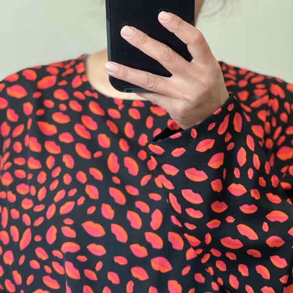 Wednesdays Girl Smock Dress Peplum Hem Lip Print - Picture 7 of 13